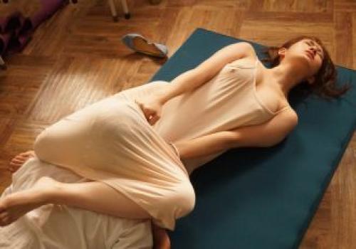 Cô giáo quyến rũ khiến cậu học trò khao khát không cưỡng nổi