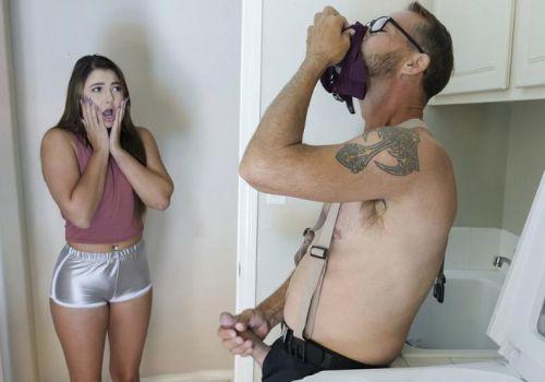 Con gái phát hiện cha ngửi quần lót nên cho địt luôn