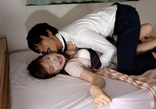 Em gái đi làm buổi đầu tiên bị đồng nghiệp cưỡng hiếp