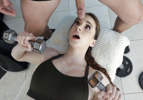 Gái teen đang tập gym thì được nhìn buồi to